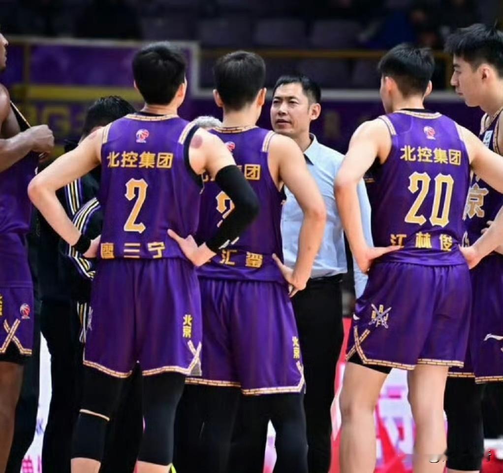 北控男篮无缘季后赛后，媒体都指向了封杀主力球员张帆的张庆鹏！张指导为自己的刚愎自