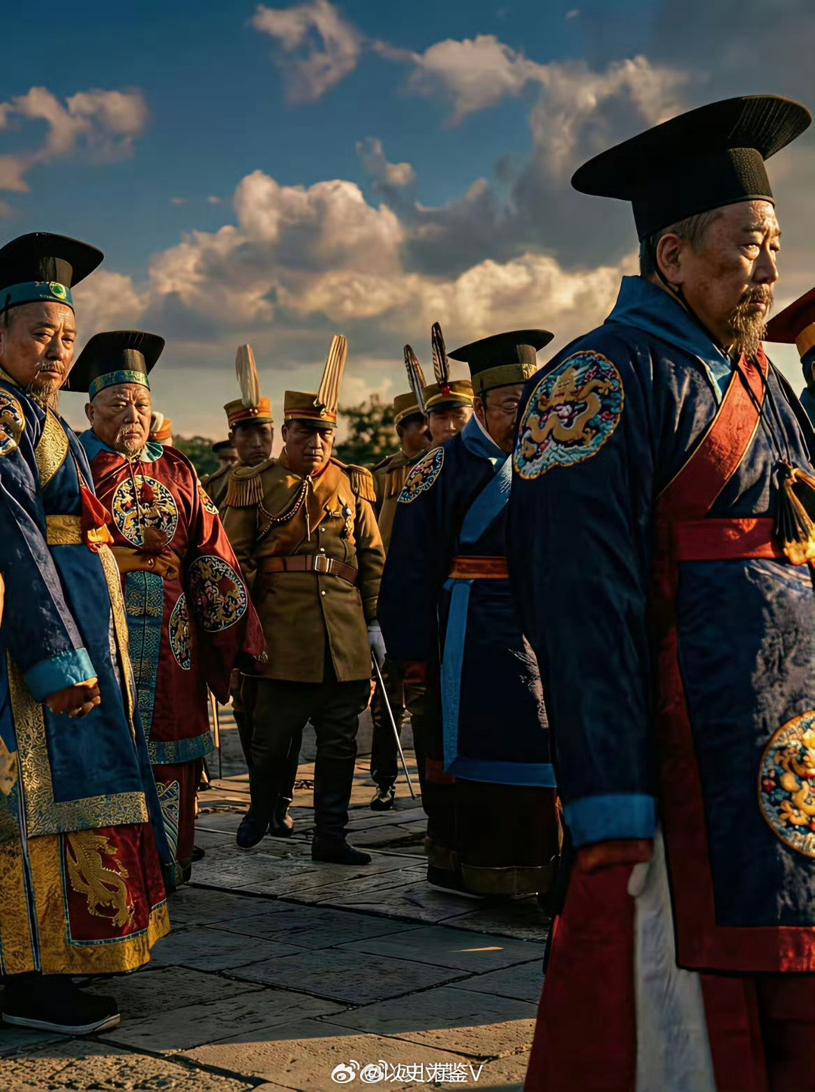 看到好几个人在发袁世凯复辟祭天时的照片复原……其实这个不是人工复原，而是AI复原