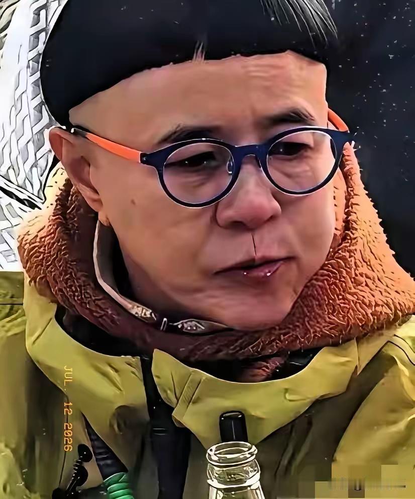 一个快六十岁的女人，捏着每个月8900块的退休金，居然买机票跨省去剪头发，只为剪