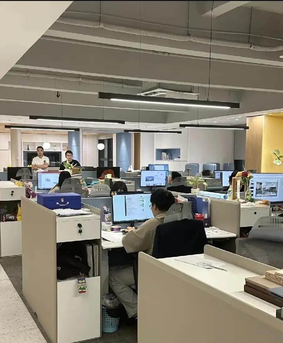 最近，公司因开源节流，辞退了一批人。其中一位老技术员已临近退休。但他没有闹，上午