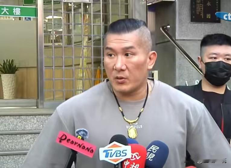馆长怒斥黄智贤造谣：你脑袋被卡车撞？台立法机构近日通过了一个“台湾少儿未来账