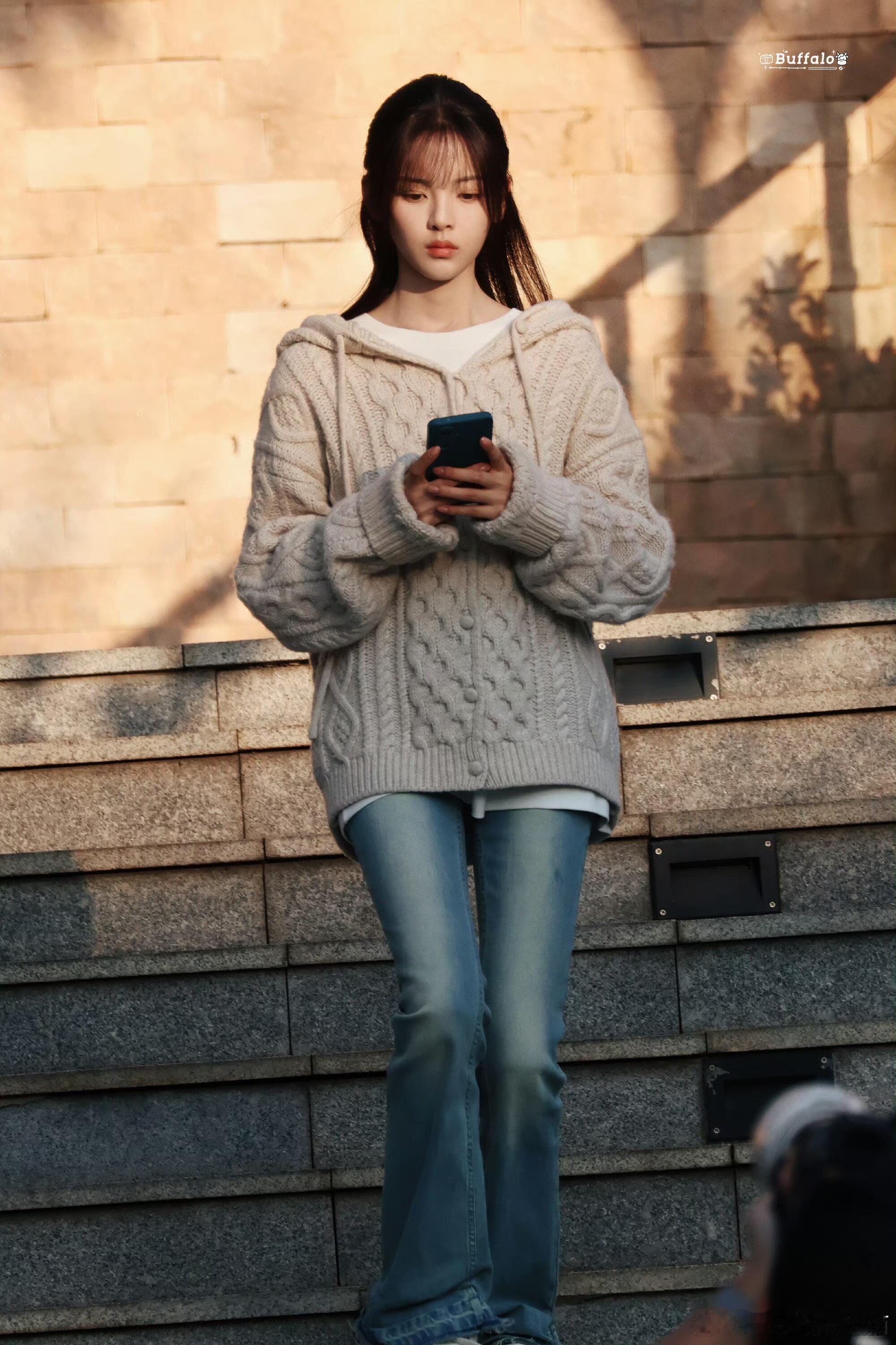 杨超越穿紧身牛仔裤都能穿出清冷感