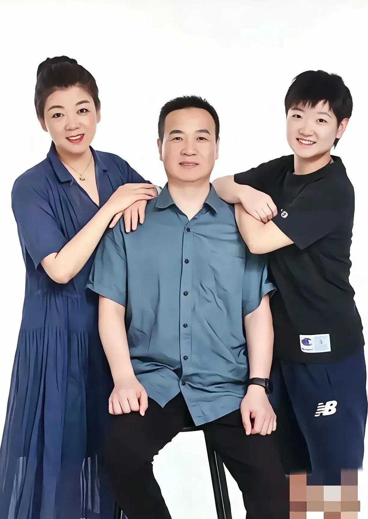 怪不得孙颖莎被人们称作“小太阳”呢，瞧了孙颖莎一家三口的照片才发现，原来在孙颖莎