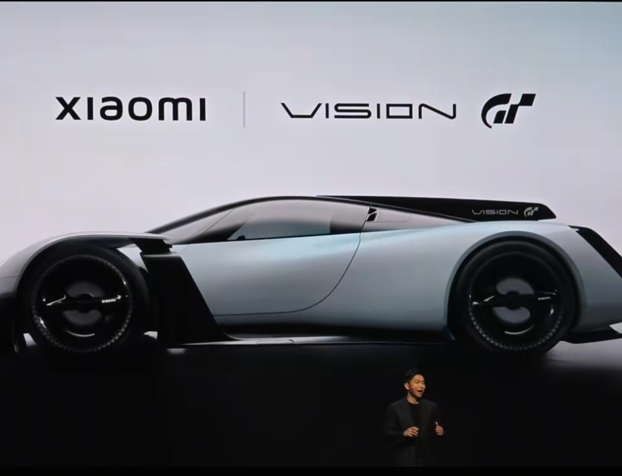 小米超跑亮相真帅呀，科技前卫，大胆创新，也很霸气，小米的审美设计一直在线！小米