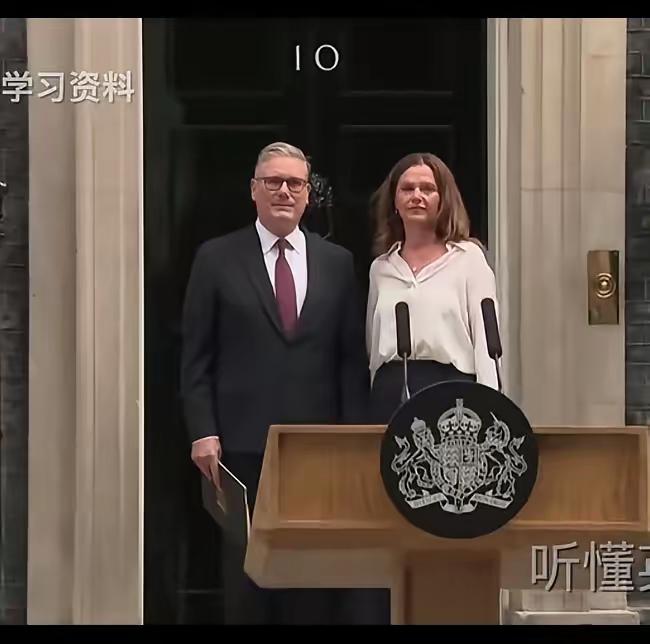 突然我觉得应该向斯塔默学习。看了英国首相斯塔默哽咽宣布辞职回归家庭的图片，我想说
