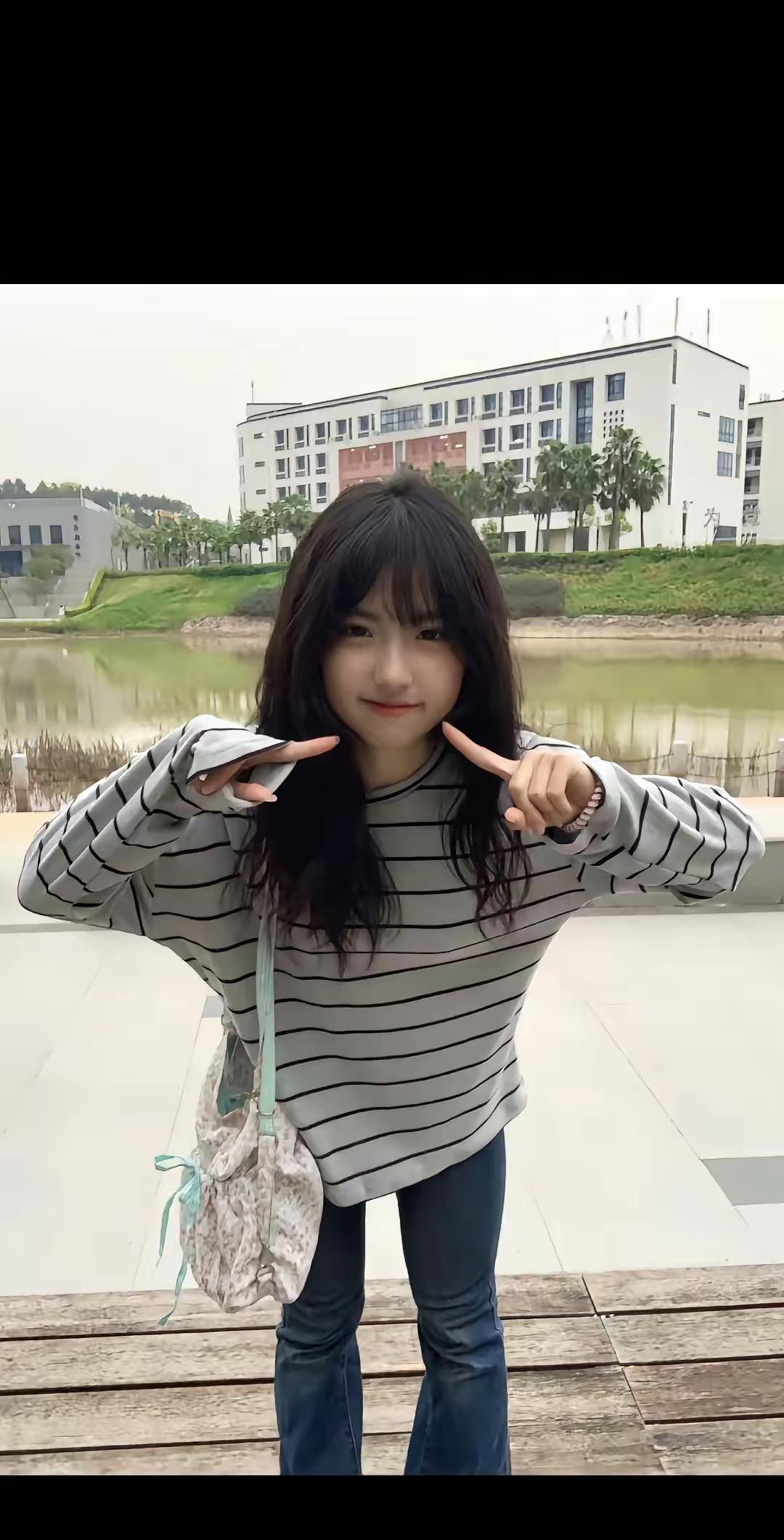 在湖边拍照，天气有点阴。晒一张生活靓照