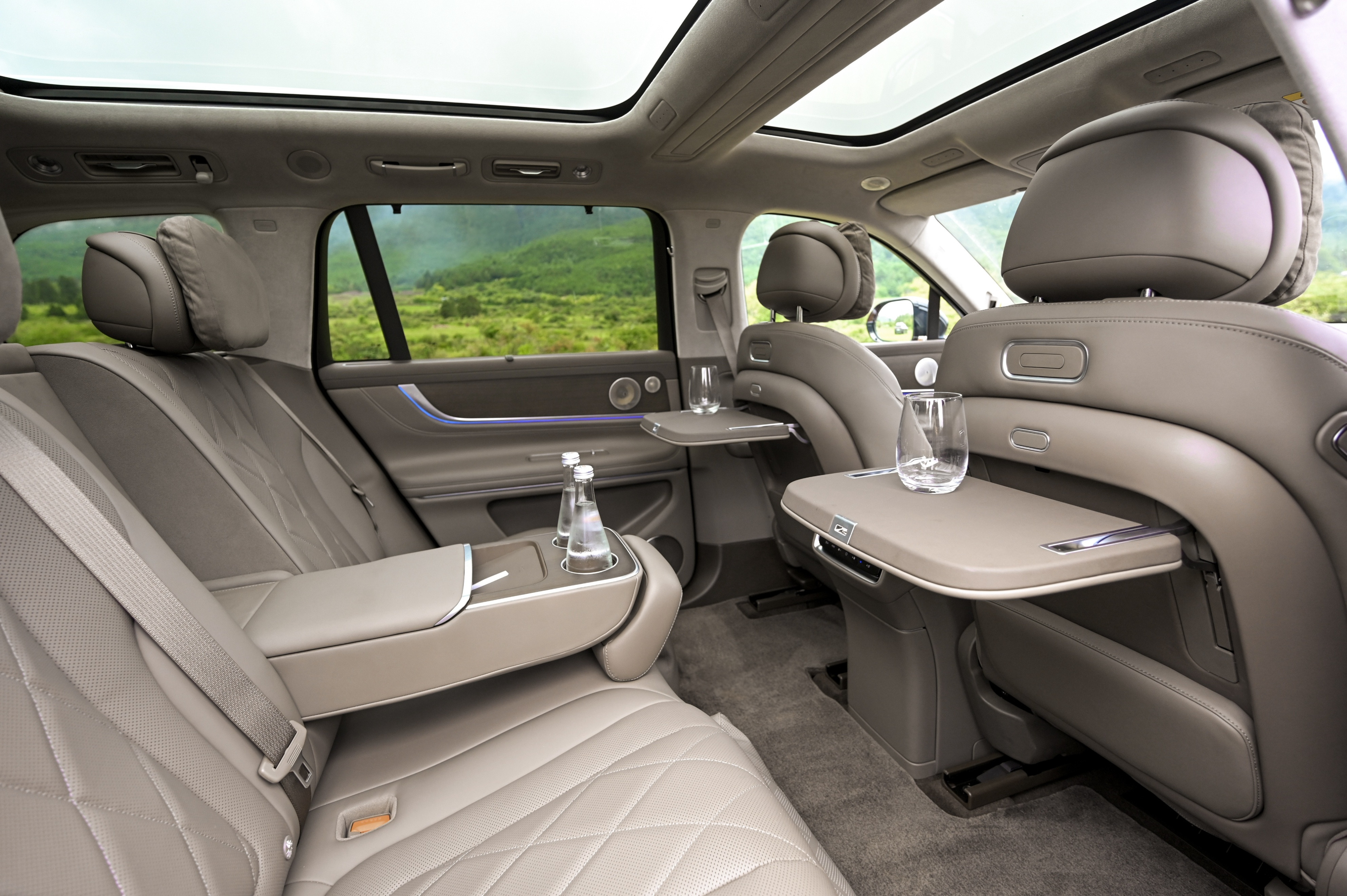 27万用户共同选择，问界M9引领高端消费理性回归50万级销冠、27万...