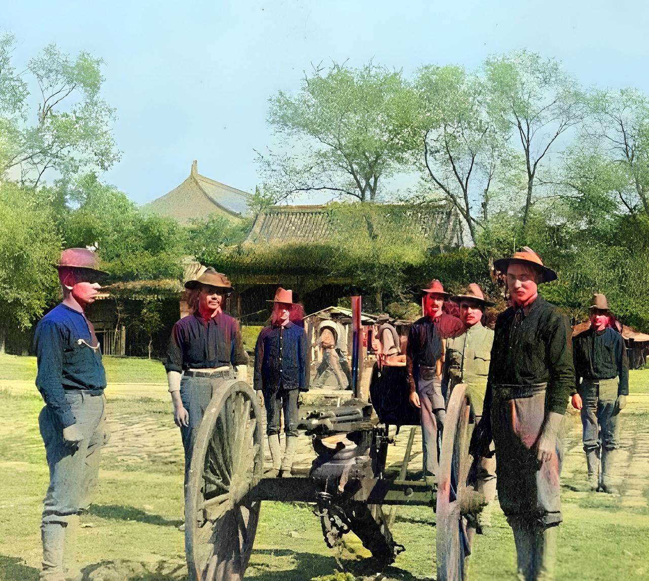 这是1900年美军第九加特林机枪分队进驻紫禁城后。这些美军士兵直接在在紫禁城里架