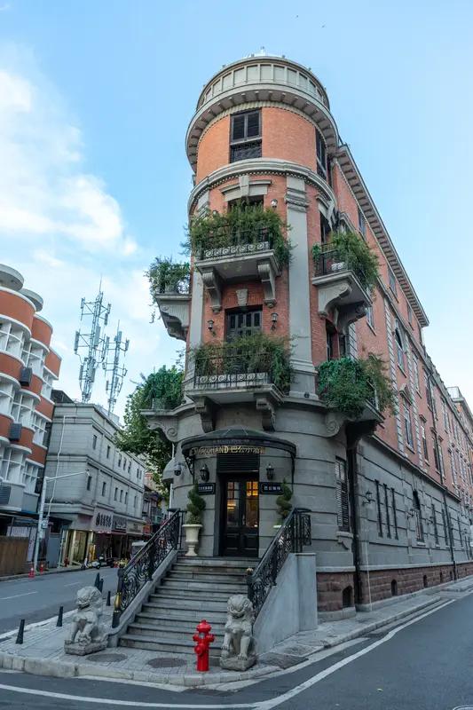 30万进去，快100万出来——朋友这话，我差点就信了。去年3月入市，前几天碰