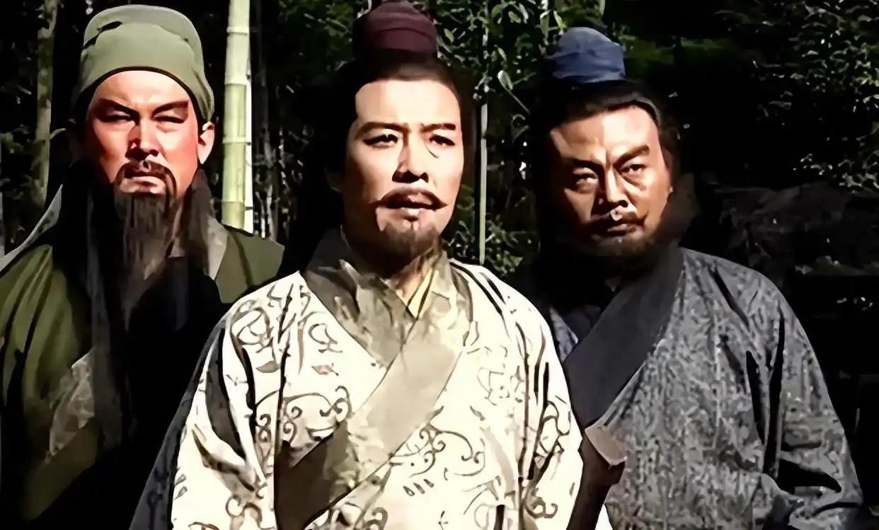 三国里屠过城的人一大把，霸占别人老婆的也不少，靠老爹靠哥哥上位的更是数都数不清。