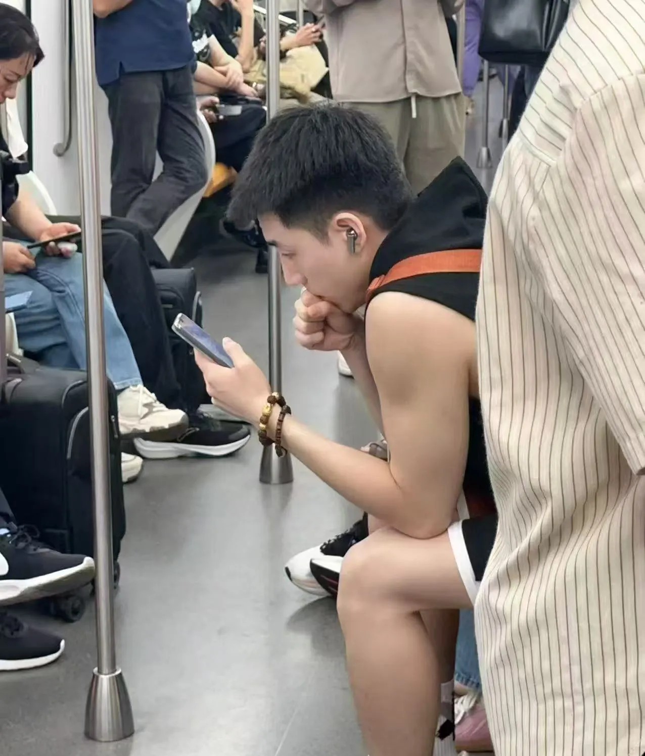 地铁偶遇一帅气小哥哥，他在地铁上特别现眼，他身高180以上，身材匀称，颜值帅气，