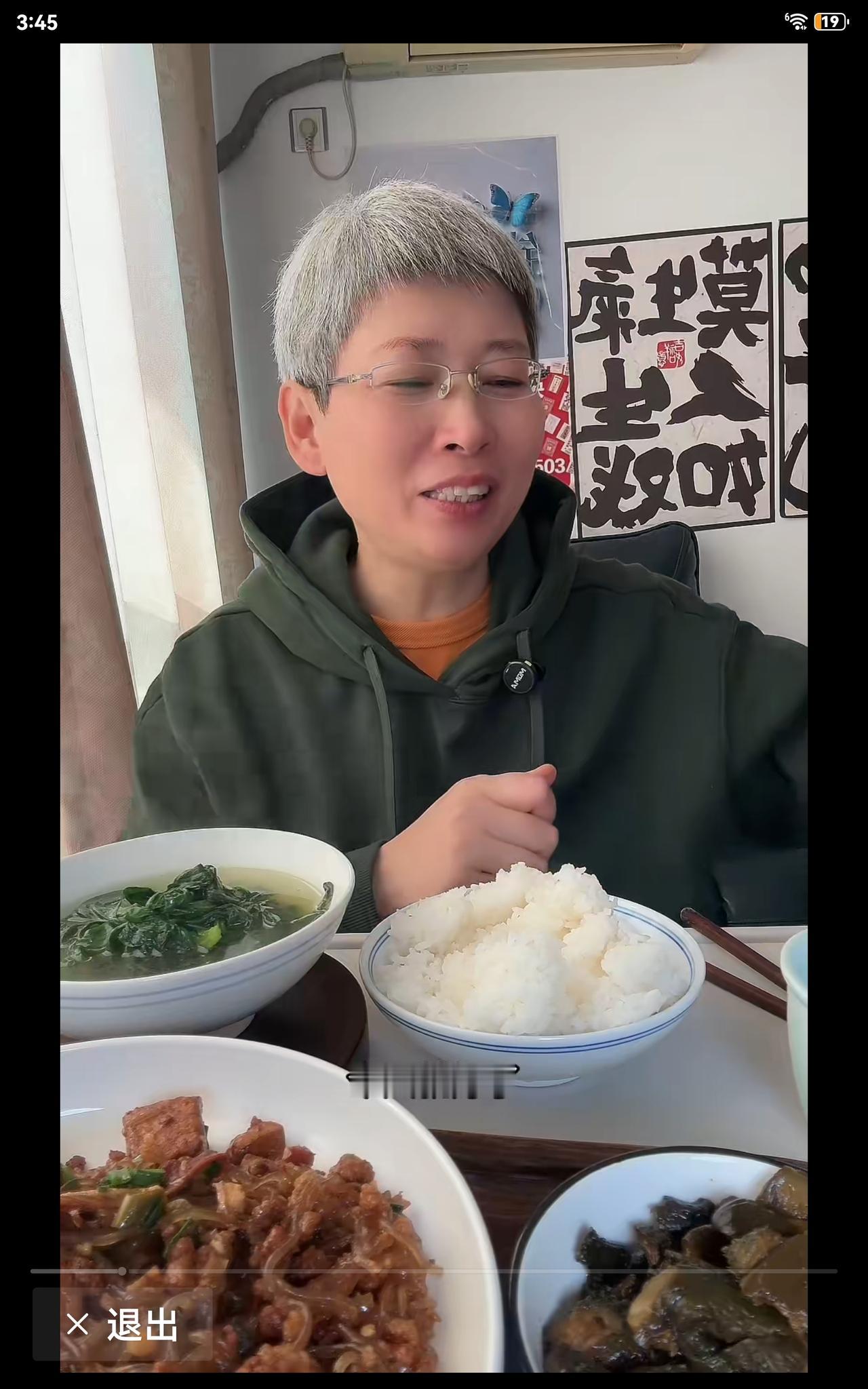 把福建题材的股票全卖了，赚了一万多，奶奶可开心啦。尾盘又低吸了2000股福建题材