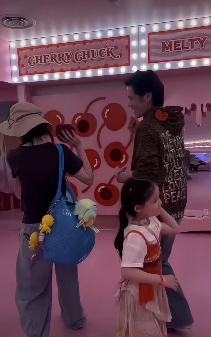 向佐情人节晒全家福，女儿妥妥小公主。向佐晒全家福，这是他跟郭碧婷在一起过的第七个