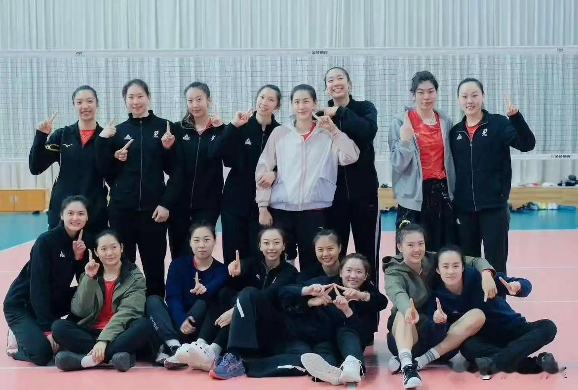 江苏女排年轻副攻杨佳正悄然崛起。刚满20岁的她，在本赛季排超联赛前十三轮表现亮眼