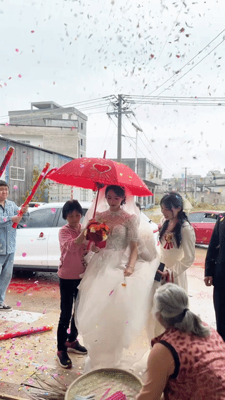 这个新娘子长得可真漂亮啊！新郎真是艳福不浅啊。新娘这一哭福气满满新娘