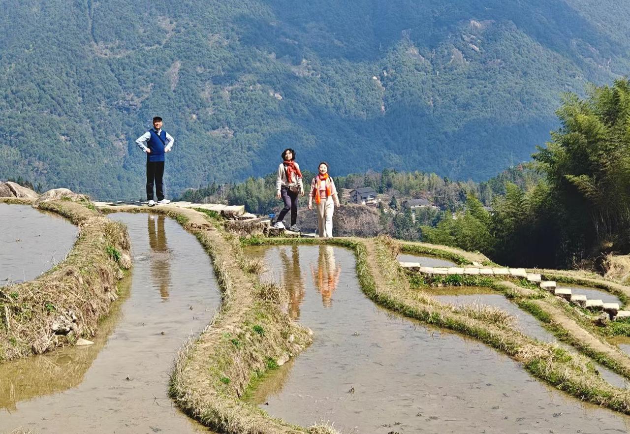 春日踏梯田，青山作伴，水波映笑，日子都慢了下来。