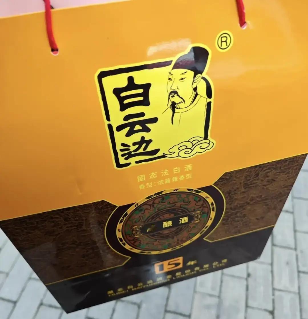 78岁的姨奶奶骨折还没好利索，正月初六我妈拉着我提两大袋汤圆去拜年。刚进门她