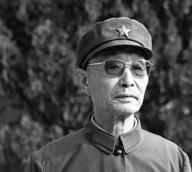 如何定义老红军，什么样的人才叫老红军呢？开国上将张爱萍有一种观点，至少应该参加过