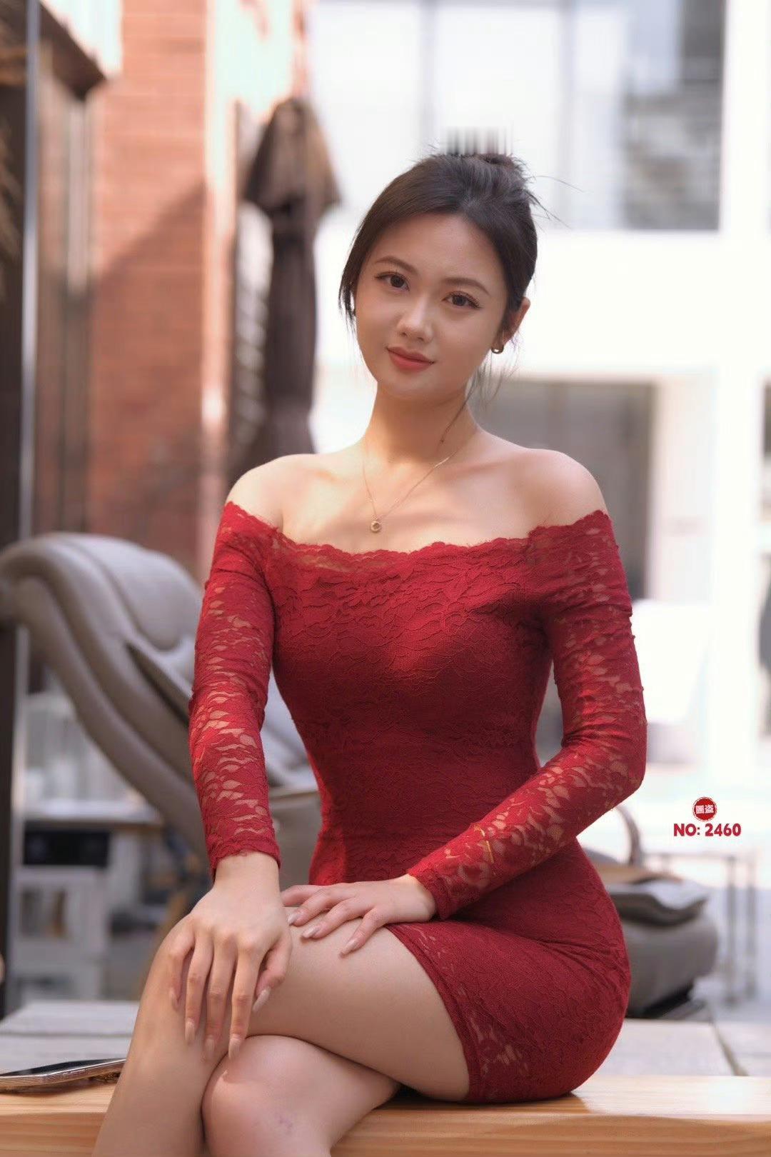 红裙勾勒曲线，蕾丝藏着温柔，在光影里静坐，像朵热烈又含蓄的花，把寻常的午后，晕染