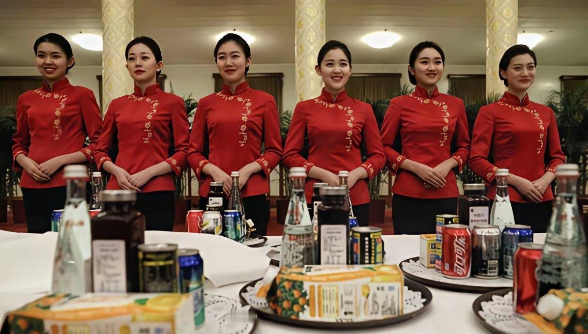 人民大会堂国宴上的服务员。惊艳不