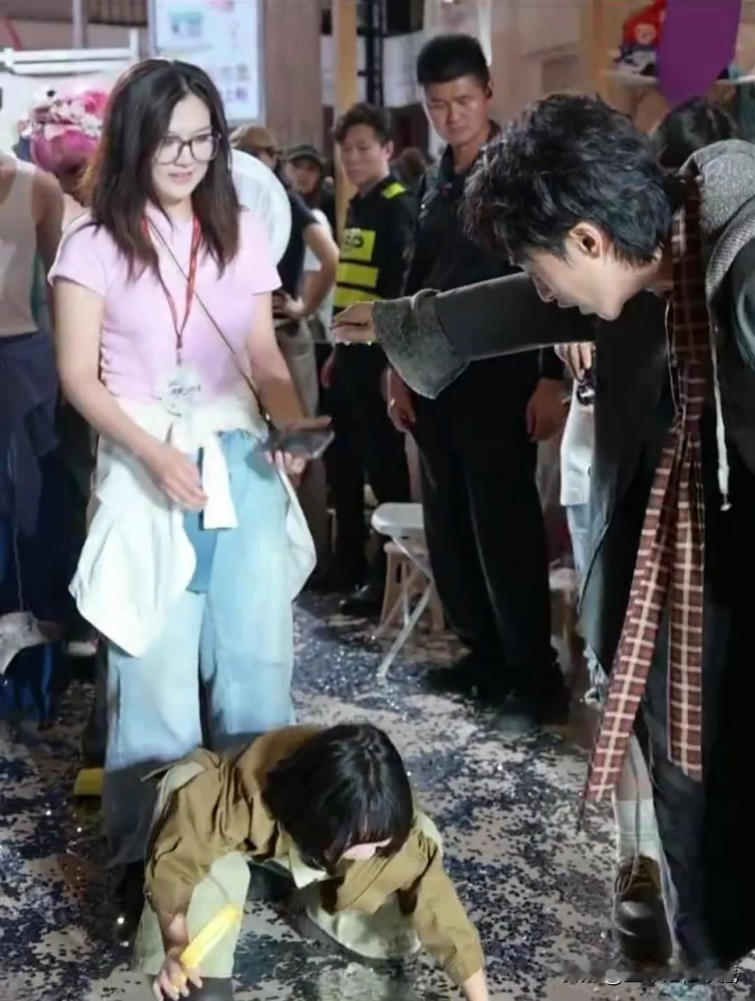 著名歌星庾澄庆和伊能静的儿子庾恩利很是喜欢和小朋友互动，没穿奇装异服的庾恩利看起