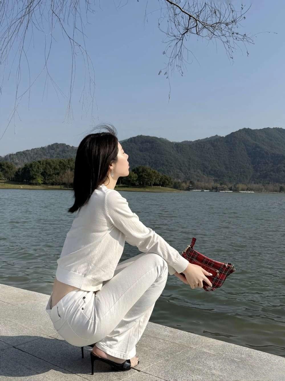 这套是“清新松弛的全白”穿搭，统一色调+微喇版型适配自然场景：-上衣选了