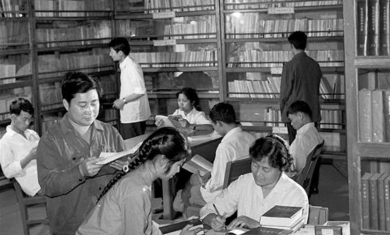 1970年，江西进贤中办‘五七’学校战士徐志明常去阅览室读书，与一个长相明媚的姑