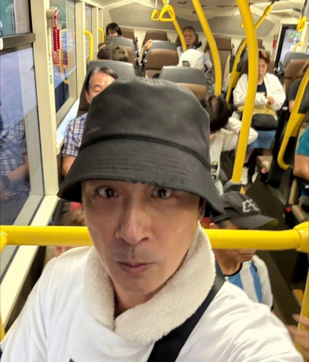 63岁的吴镇宇在香港坐公交刷老年卡，因看起来年轻像五十多岁，且穿搭潮流，司机怀疑