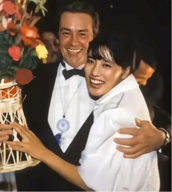 52岁的阿兰德龙访华期间对25岁的李凤绪一见钟情并当场求婚。这场看似浪漫的邂逅，