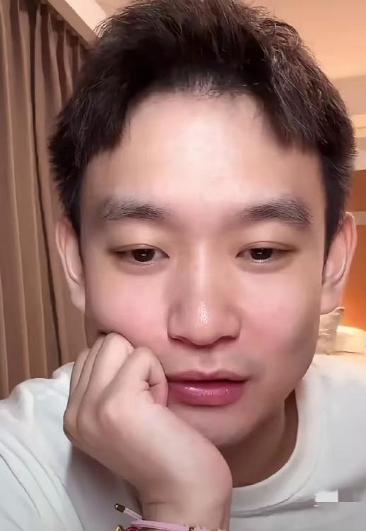网传有网友问刘丁硕：“你理想型的结婚对象有哪些条件？”刘丁硕摇摇头：“我不知道