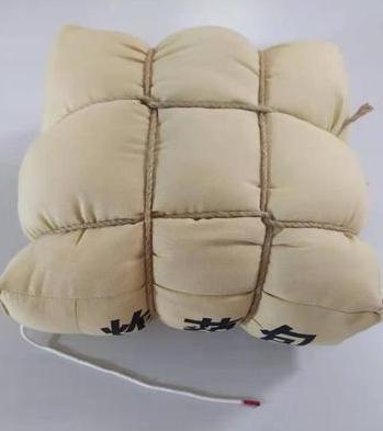 为什么炸药包不用金属包裹也能有那么大威力？说白了，炸药包就不是用来炸人的，根本没