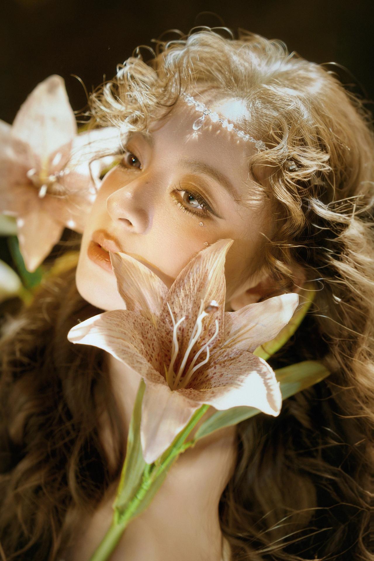 这组婚纱写真以“暗调光影+花艺叙事”为核心，首图蜡烛侧光塑造的轮廓感堪称点睛之笔