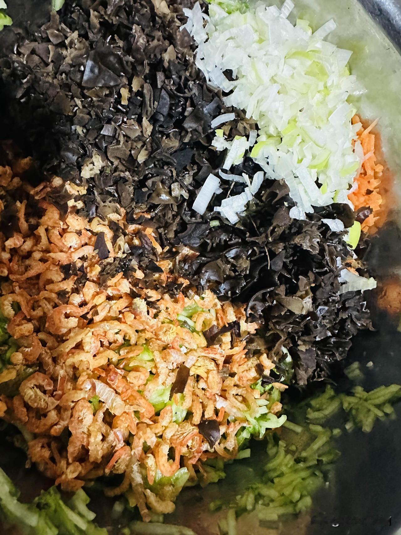 中午老爷们说想吃黄瓜饺子了。下午四点多了我在喝水的时候突然的想到他要吃饺子，黄