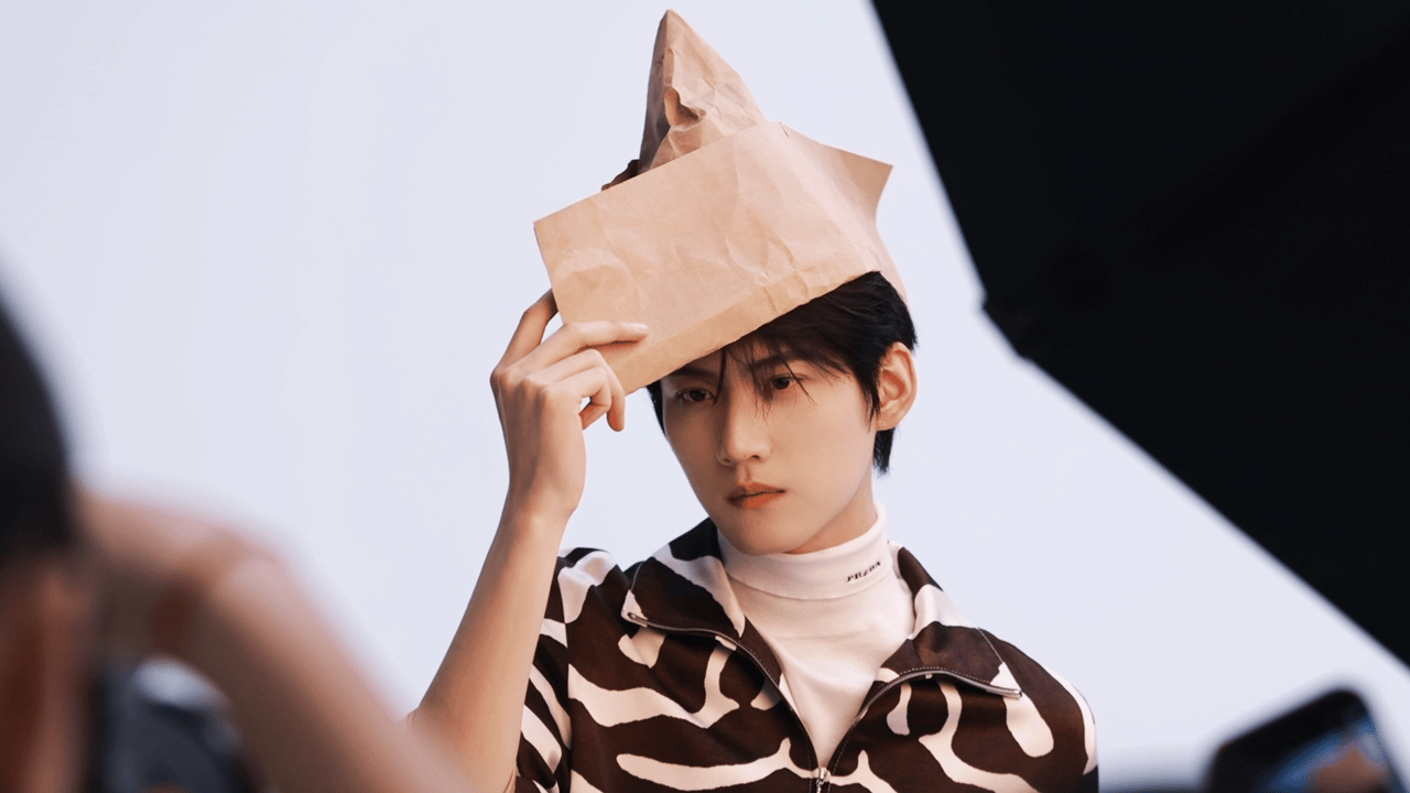 周柯宇远看有腿近看有颜这组图把周柯宇的优势全展示出来了，远景是腿长惊人，近景是