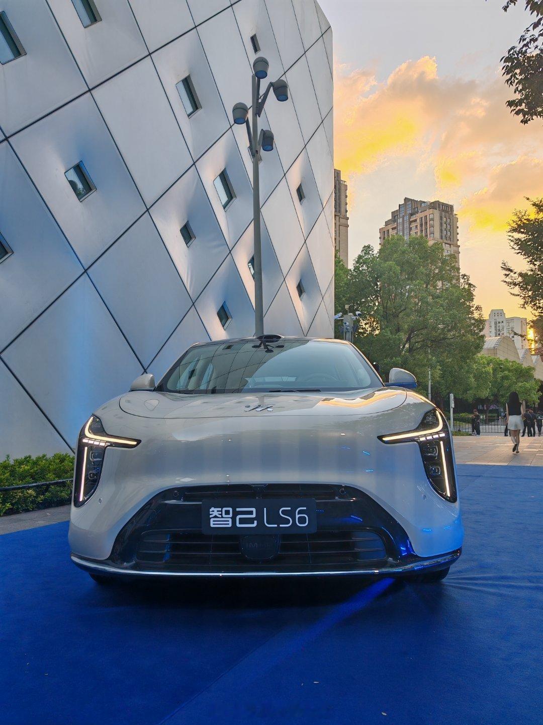 已经就位，实车比官图看起来舒服不少。大五座增程suv市场变天了​​​