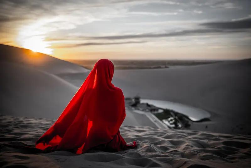 女人这辈子，能靠的人看似不少，实则变数太多。小时候靠父母，他们是温暖港湾，给我