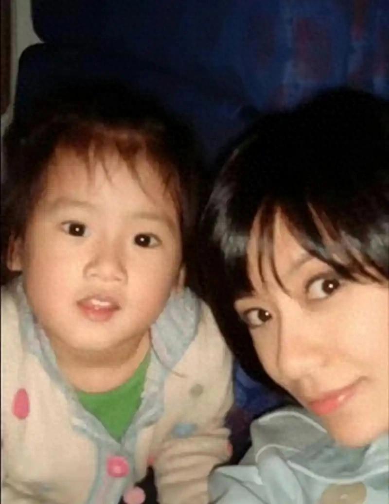 贾静雯没想到，当年赔2600万争回的女儿，如今用50亿遗产替她争光2005年