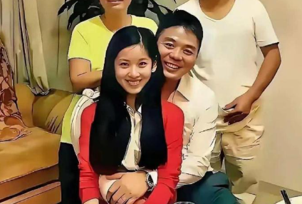 章泽天和刘强东原来笑的多开心，一脸溺宠现在的表情也是耐人寻味​​​