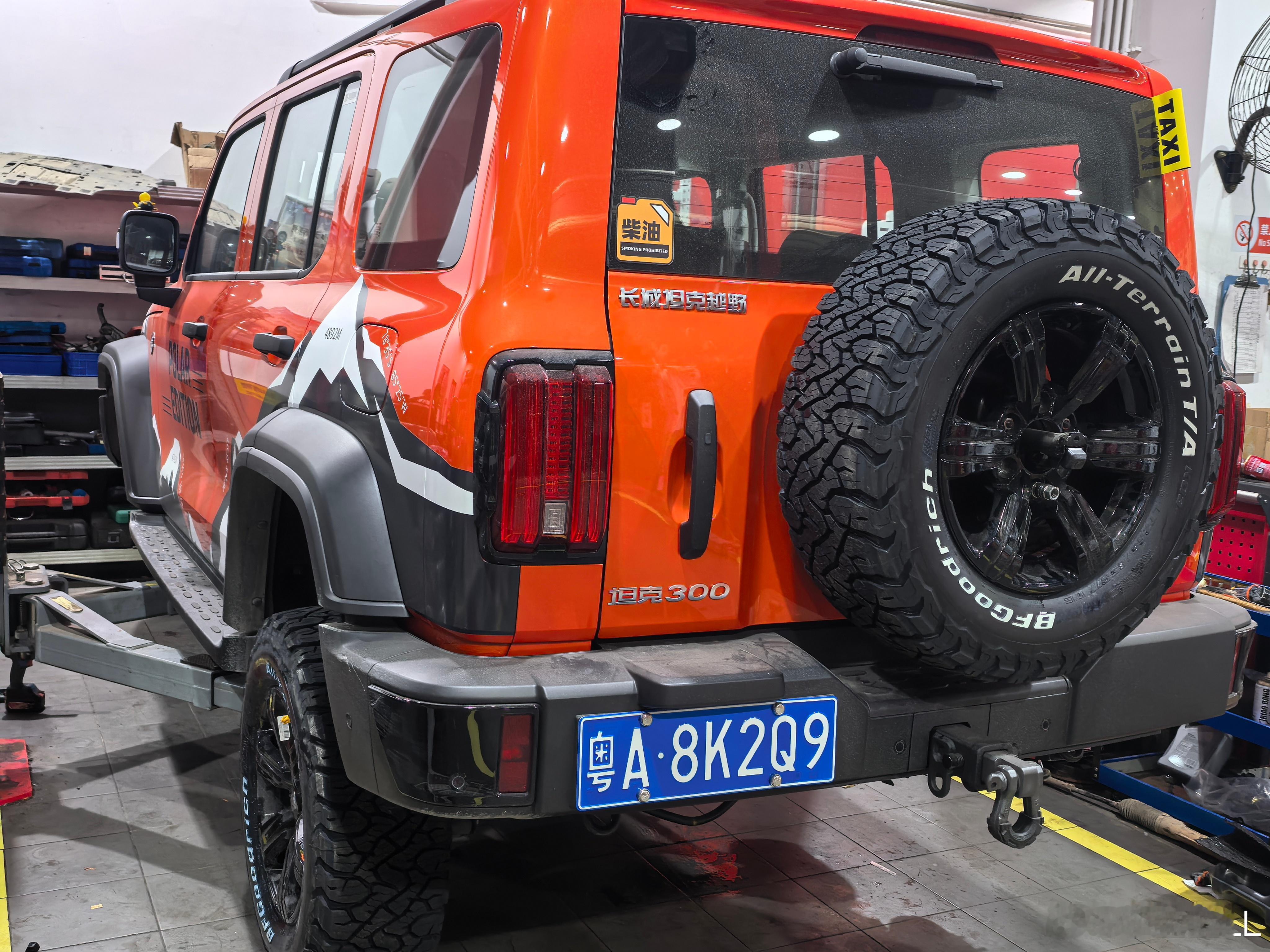 给大家讲个笑话。不是在给坦克300换AT胎吗？技师小王拖来千斤顶就要把车抬起来给