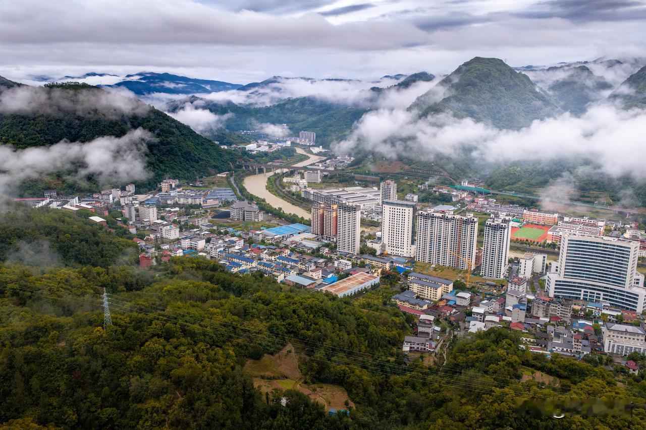 2026年9月29日，在陕西省安康市平利县马盘山景区，俯瞰平利县城，云雾缭绕山间