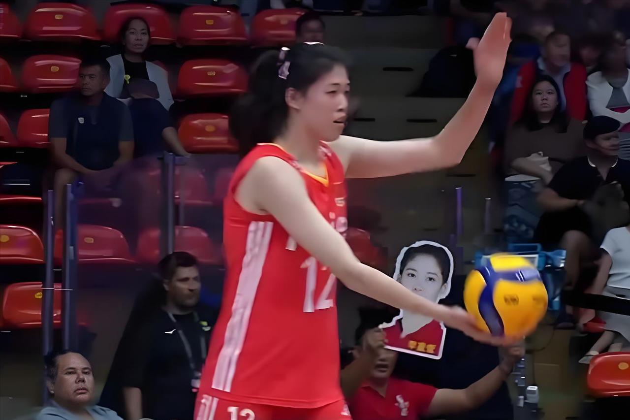 无缘八强！中国女排1：3失利，法国队赢在一个人，而主帅赵勇则错用1人。法国队