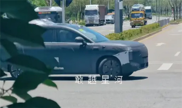 新款腾势N8实车曝光新款腾势N8无人机版的路试谍照近日曝光，该车或将命名为“