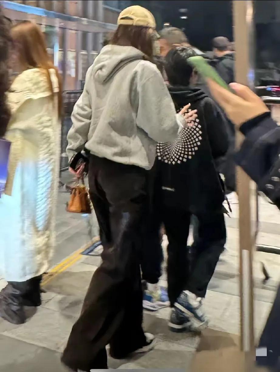 在上海恒隆广场，杨颖带着8岁的小海绵被偶遇啦！小海绵长高长壮，身高都快赶上妈妈，