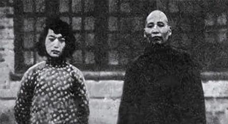 1798年，一个老地主娶了个十来岁的姑娘，洞房夜姑娘看着比爷爷还老的地主，心里满