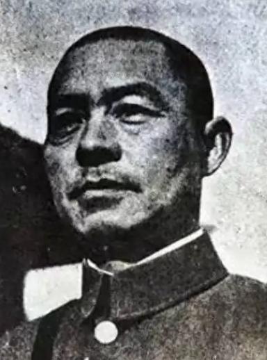张自忠战死时，身边的随从马孝堂被日军一刀砍中脖子，他忍着剧痛滚进旁边的沟里。日军