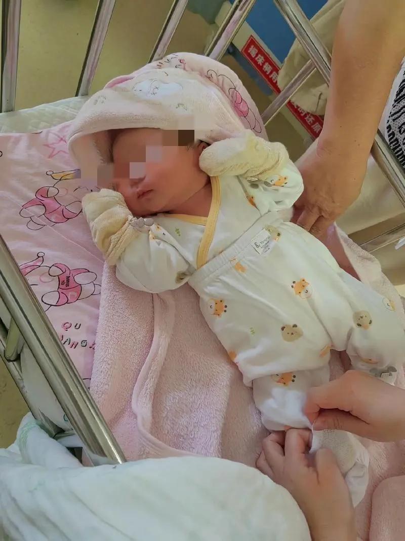 北京，10多天大的女婴突然便血，月嫂却说是“假性例假”，奶奶不放心，带着孩子到医