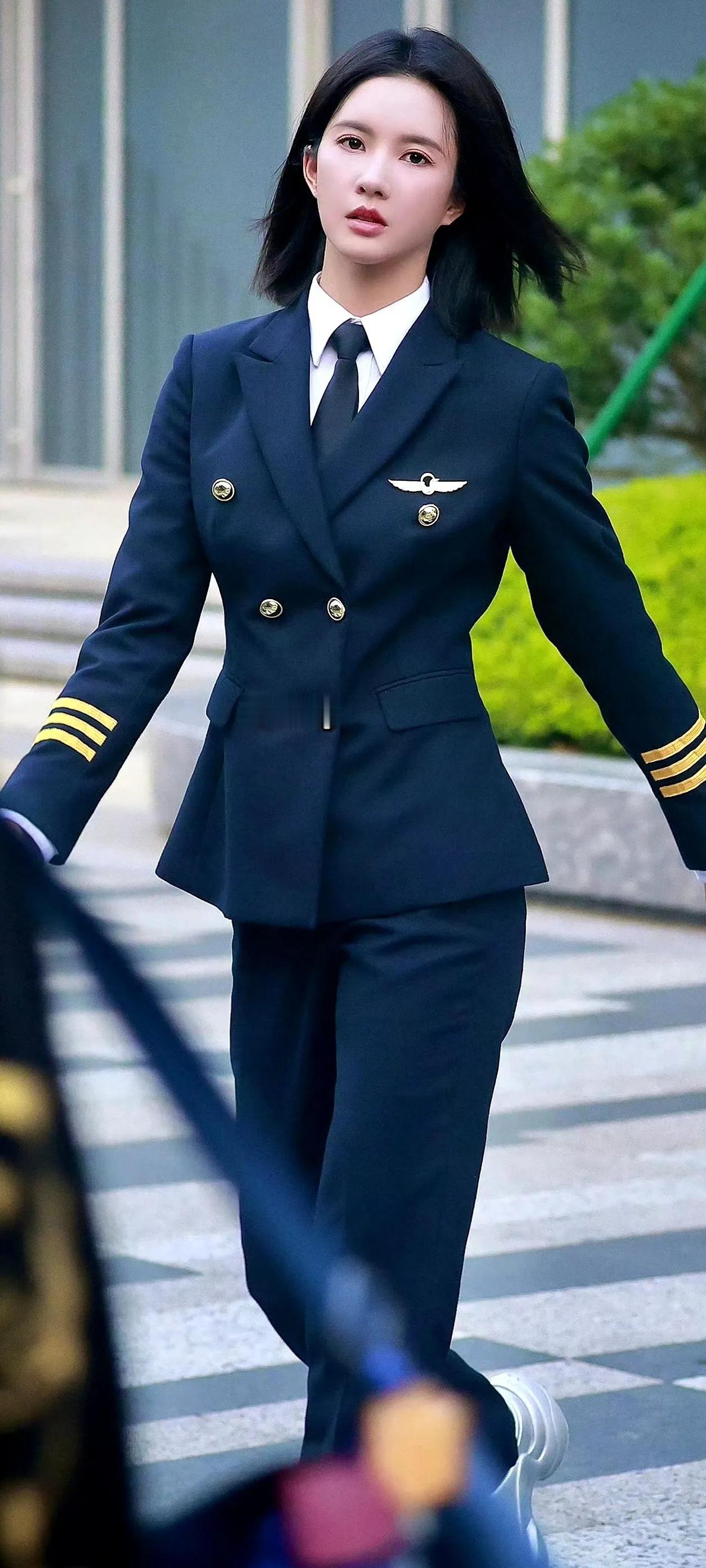 刘些宁穿上空姐制服的那一刻，就像从云端翩然而至的仙子。这身制服在她身上，不只是简