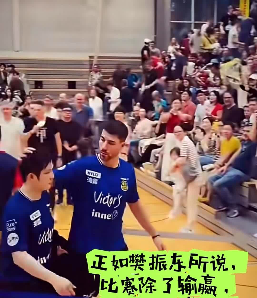 摸头那一秒，把输赢按在地上摩擦。樊振东在德国输了球，脸一下垮下来。