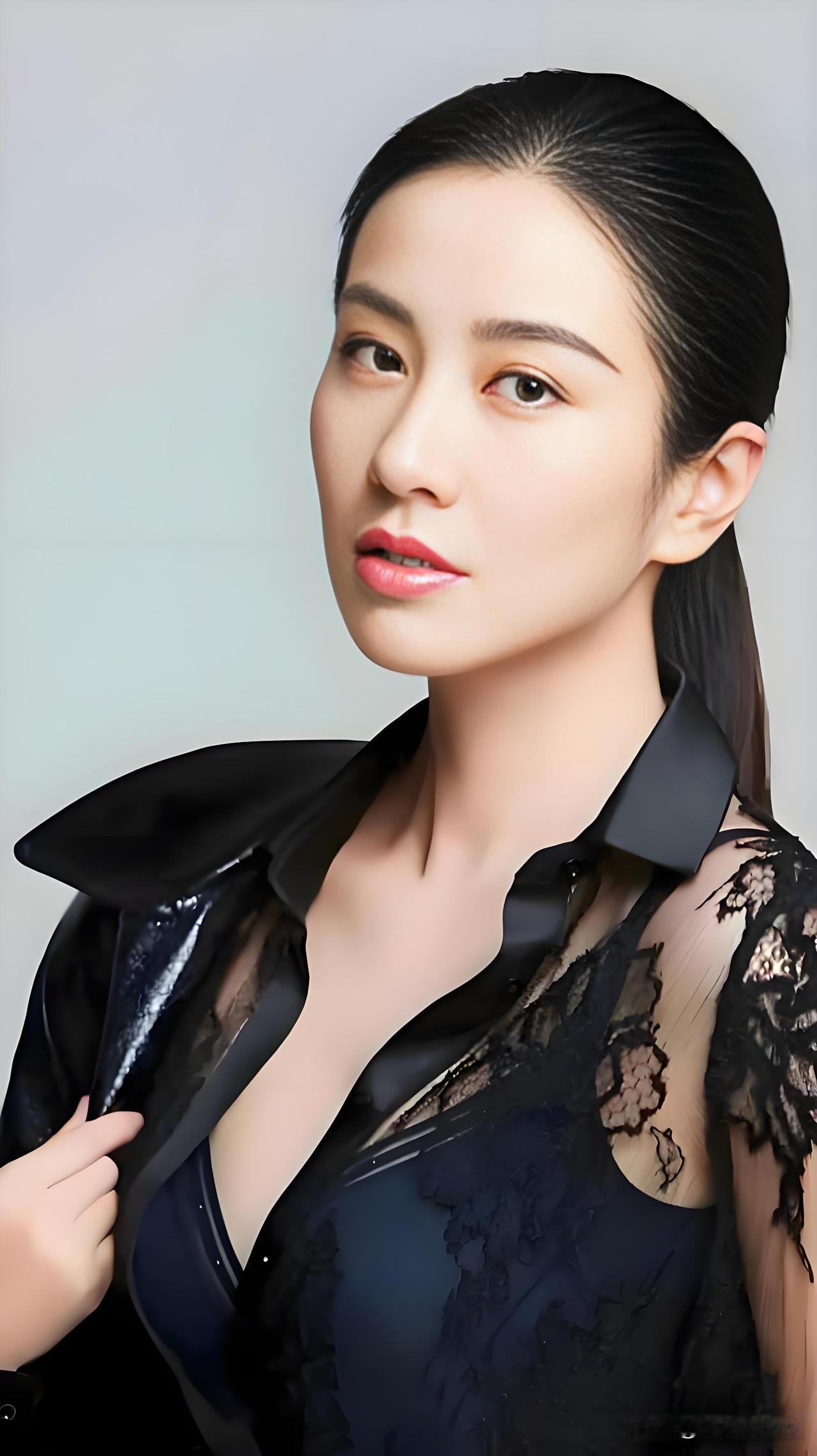 知名香港女星自曝“被保姆争10亿遗产”父亲离世连祖坟都进不了，保姆还反咬一口