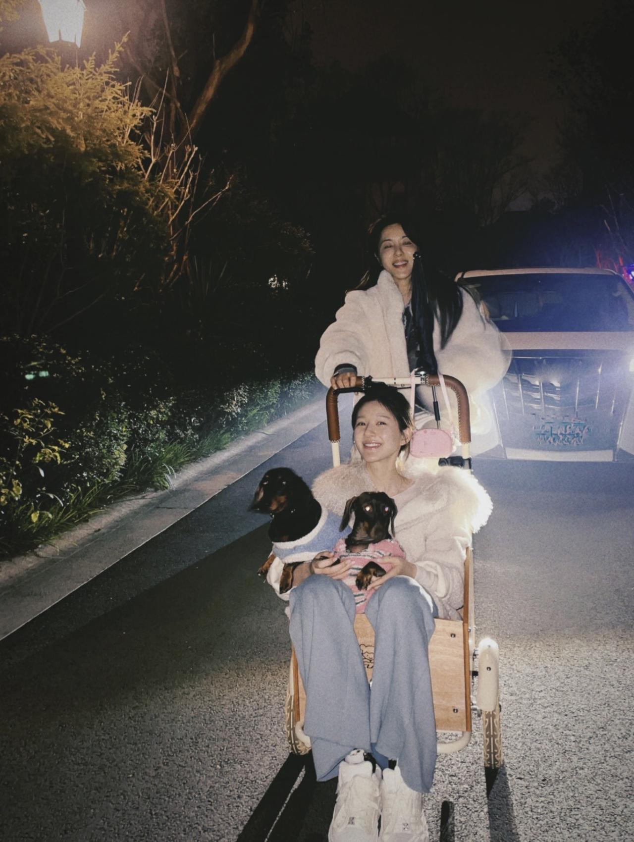 曾黎与赵露思的旧照，曾黎比赵露思大22岁，两人竟然能玩到一起去。这是一张曾黎